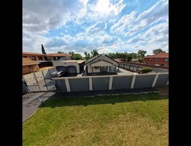 3 BEDROOM HOUSE FOR SALE IN CLAYVILLE